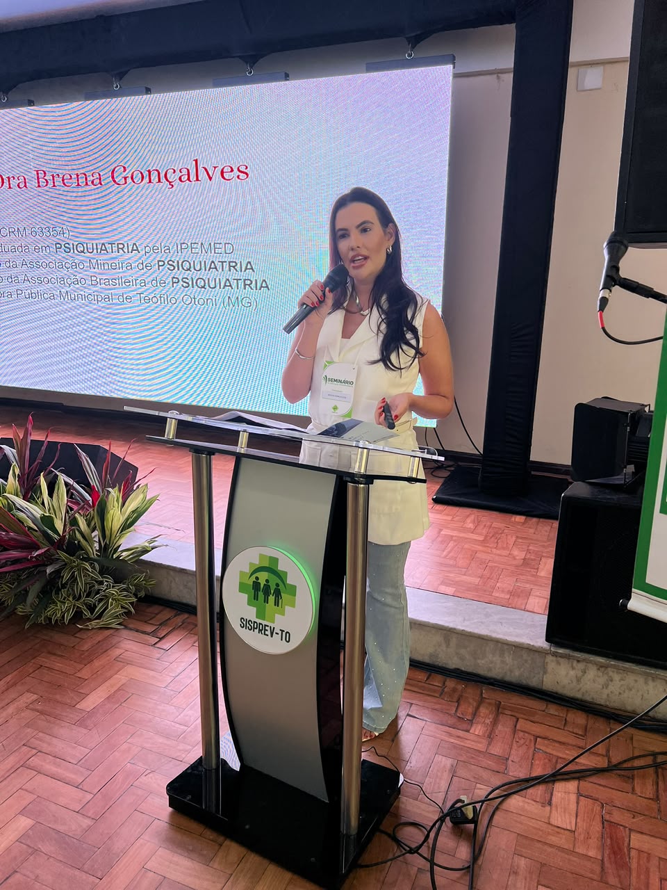 Brena Gonçalves apresenta sua palestra ao microfone