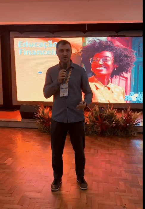 Michael Fernando Costa durante a palestra sobre finanças pessoais