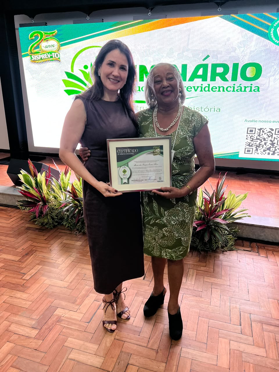 Maria das Graças Gomes Alves recebe homenagem ao lado da diretora-presidente do SISPREV